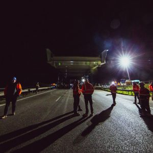 Photographie de nuit de l'échangeur autoroutes Belcodene