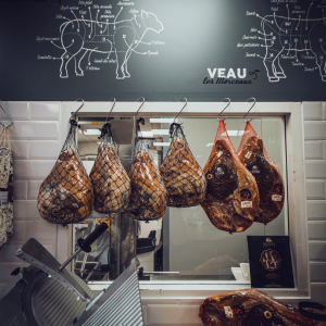 Photographie de la boucherie avec ses jambons serrano