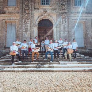 Photographie de groupe des Chefs de l'association Chefs d'Oc et de la propriétaire du Chateau de la Piscine